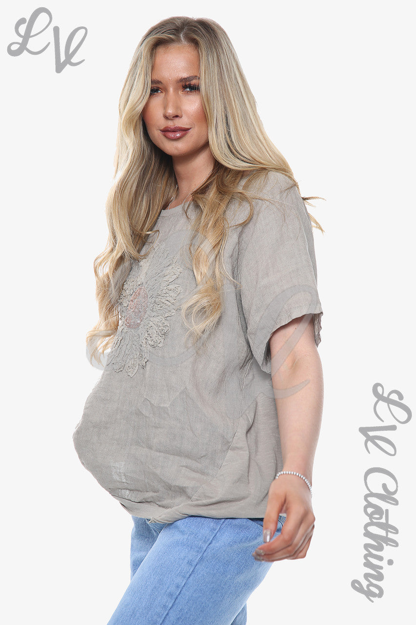 Dames Linnen Top met Bloemenapplicatie Taupe Prijs per stuk € 12,99