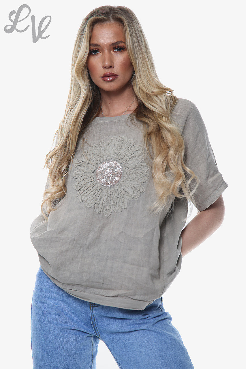 Dames Linnen Top met Bloemenapplicatie Taupe Prijs per stuk € 12,99
