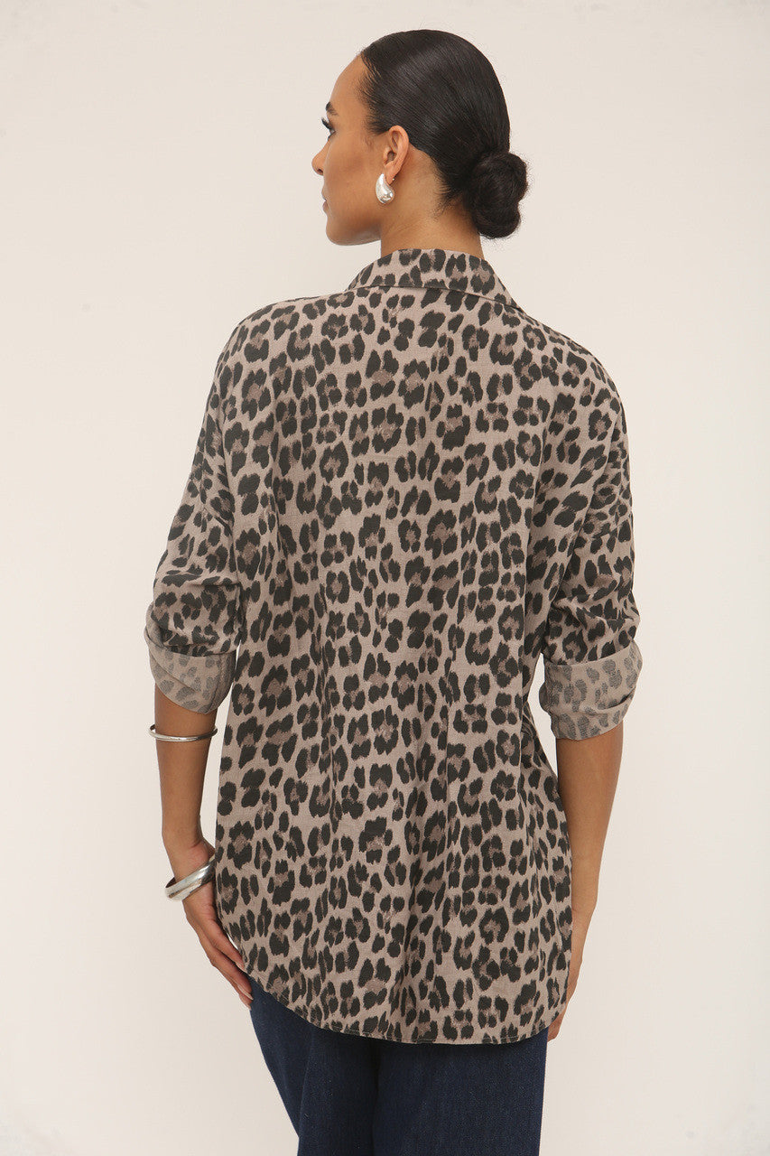 BLOUSE MET LUIPAARDPRINT EN KNOPEN - TAUPE