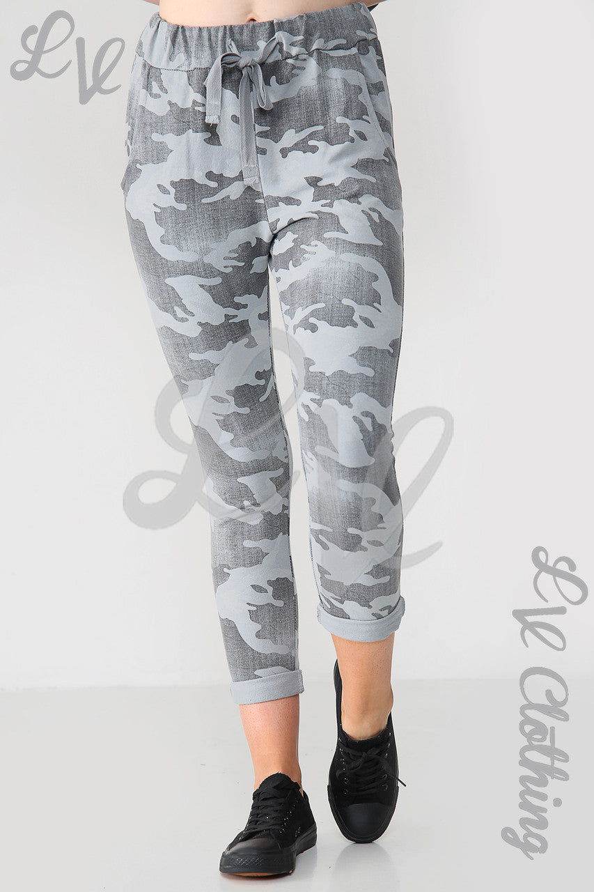 Dames joggingbroek met camoprint houtskool per stuk € 8,99