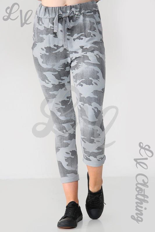 Dames joggingbroek met camoprint houtskool per stuk € 8,99