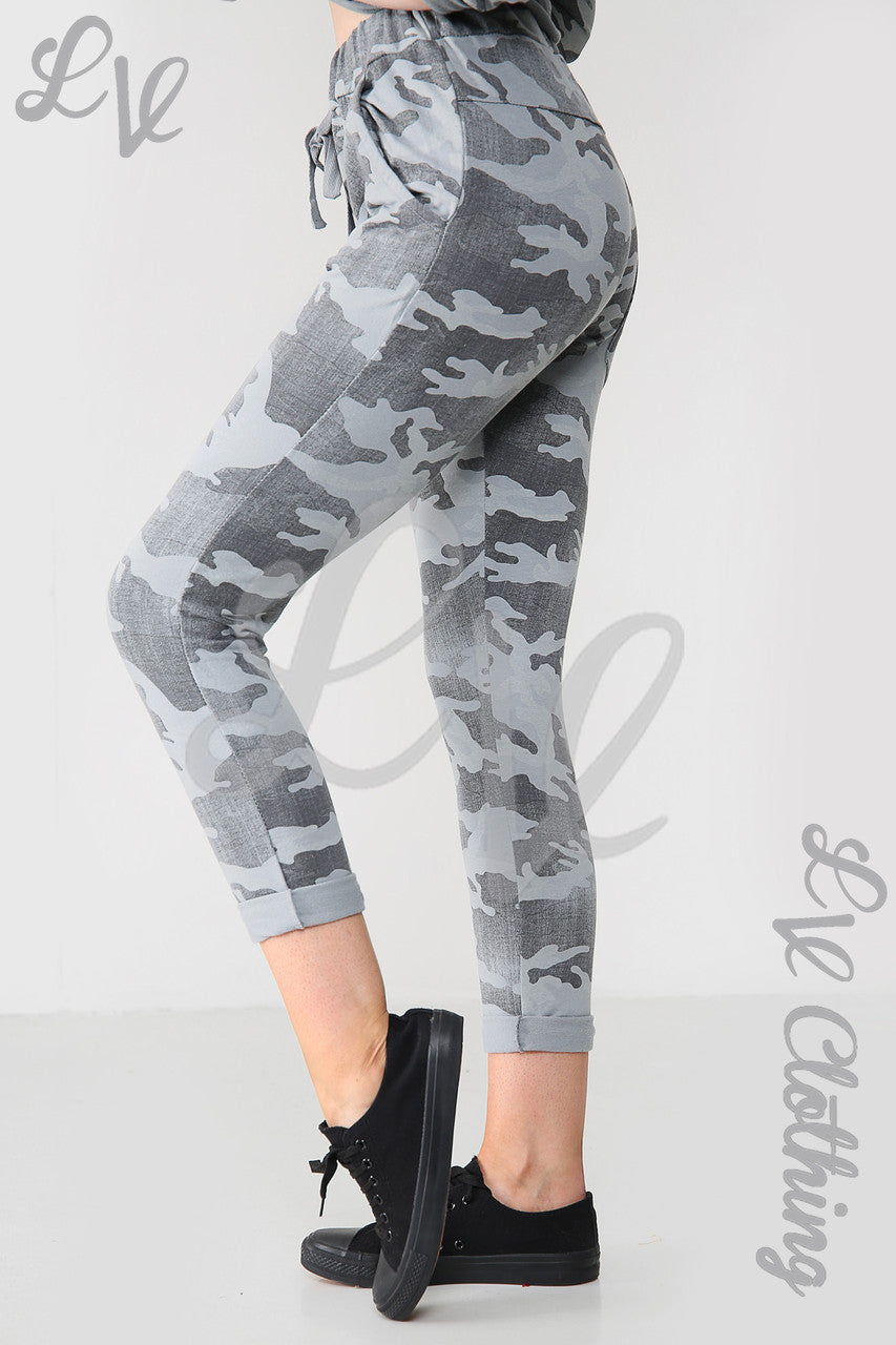 Dames joggingbroek met camoprint houtskool per stuk € 8,99