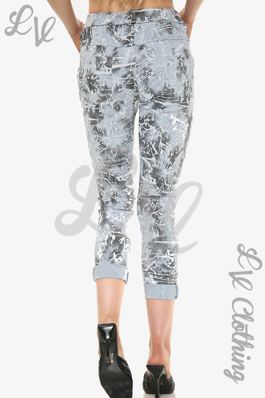 Dames broek met bloemen krabbelprint, magische spijkerbroek per stuk € 14,99
