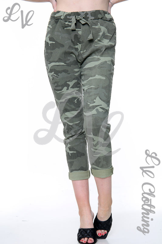 Damesbroek met camouflageprint kaki per stuk £9,99