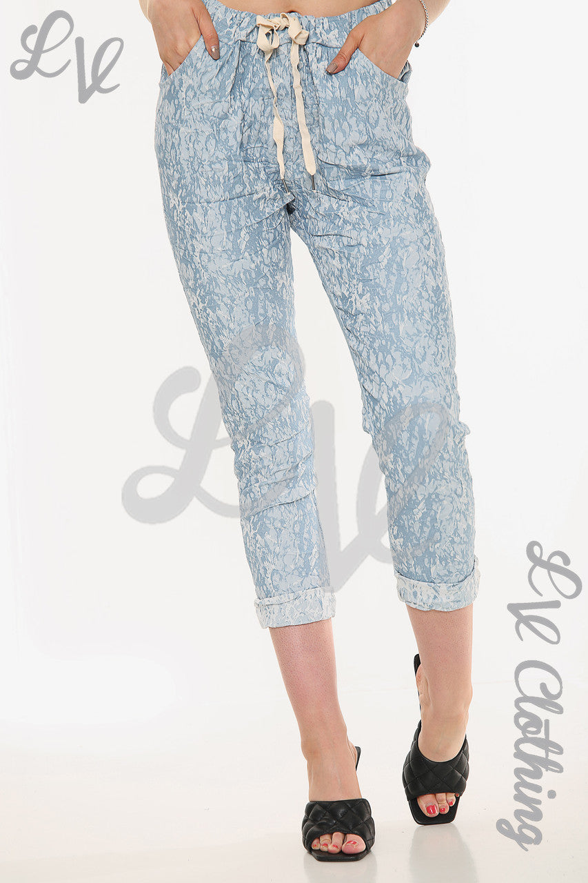 Dames Magic Broek met Gebarsten Effect Print Lichtblauw Stukprijs € 14,99