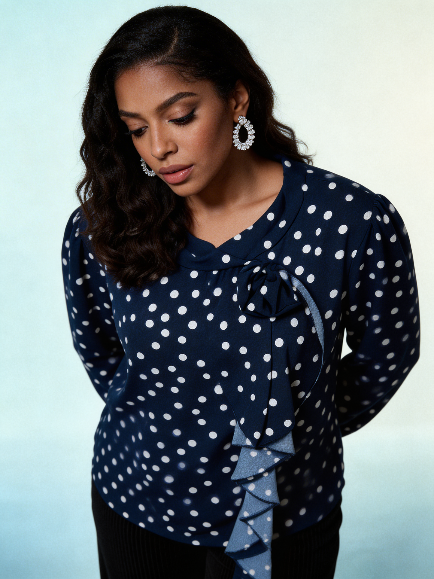 Elegante Blouse met Polkadots, Ruches en Strikje in de Hals - Marineblauw
